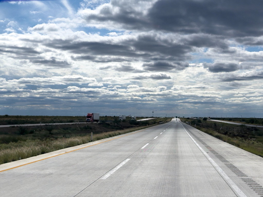 Auf der Bezahl Autobahn auf dem Weg nach Monterrey