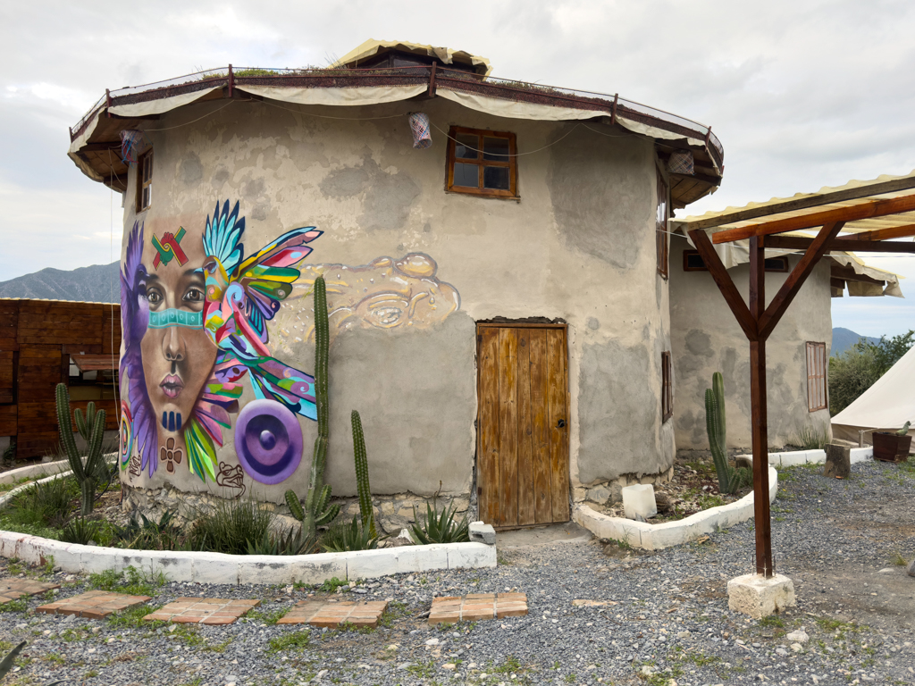 Buntes rundes Wohnhaus im Campground