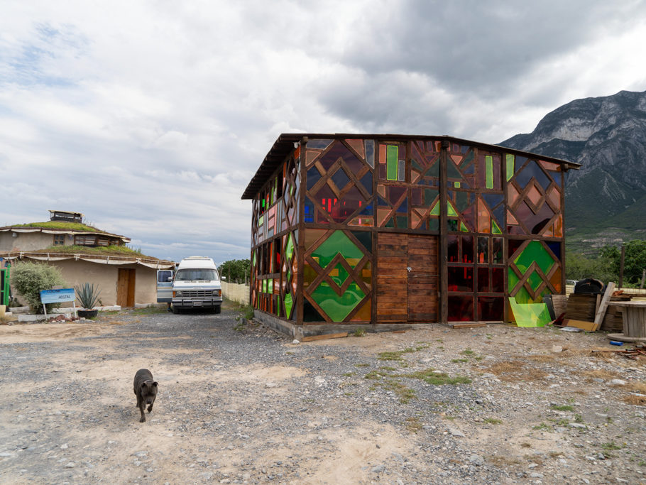 Martha zwischen Wohnhaus (Finca) und Yogahaus