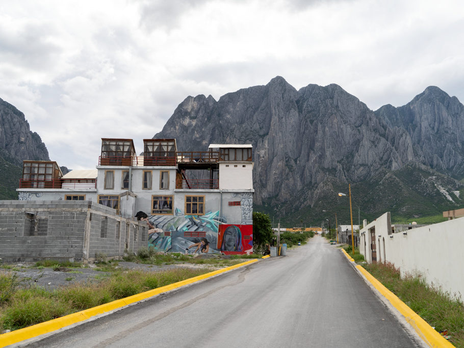 Strasse zum Campground. Hauswand an der Finca el Calminante