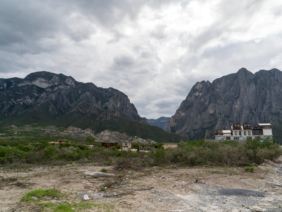 kleines Pano mit Campground vor den beiden Kletterfelsen