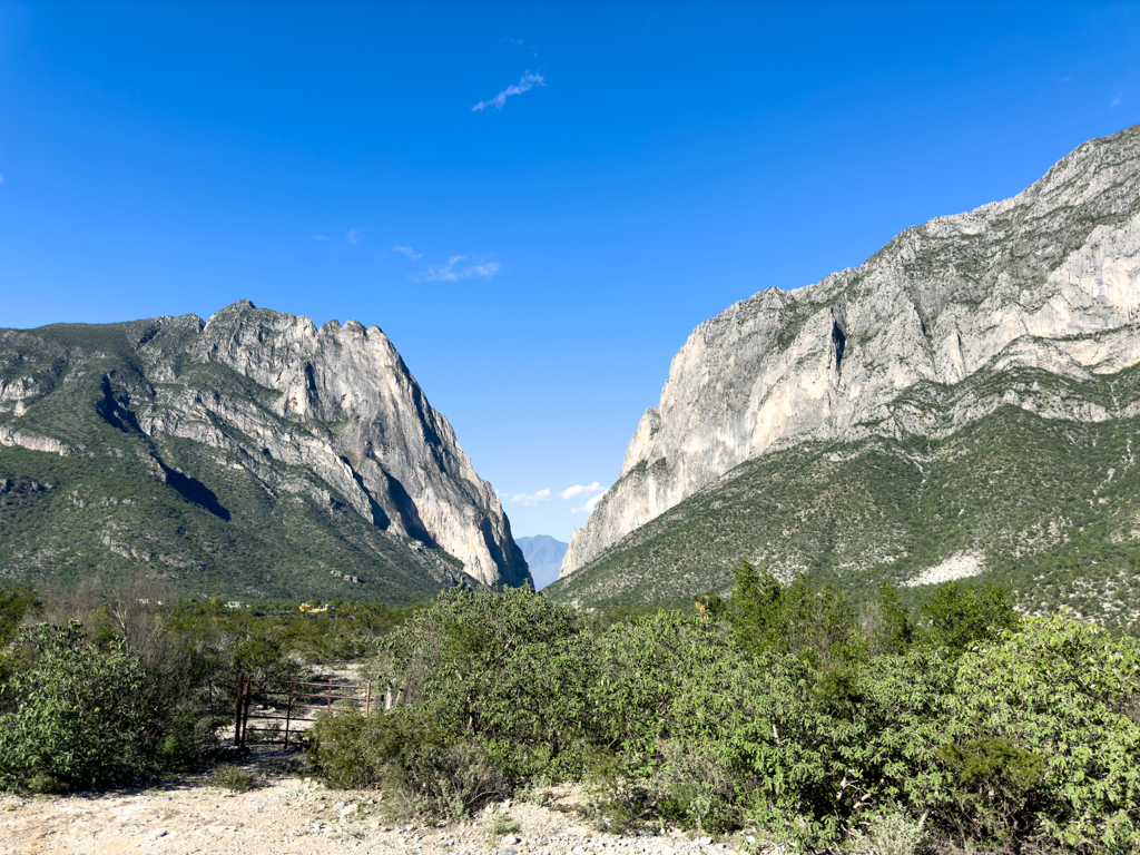 Auf dem Rückweg der Wanderung vom Tal. Die Kletterfelsen von hinten betrachtet