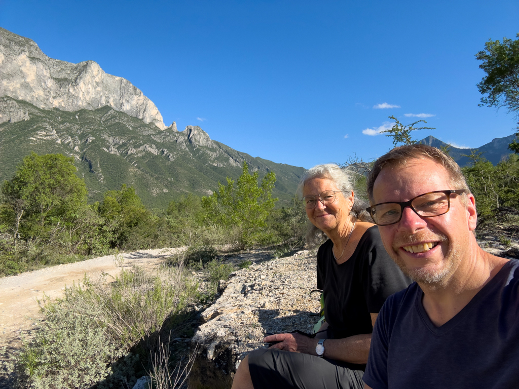 Sie geniessen das sommerliche Wetter. JoMa bei der Rast der Wanderung