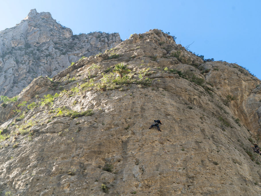 Wie Spidermann an der Felswand