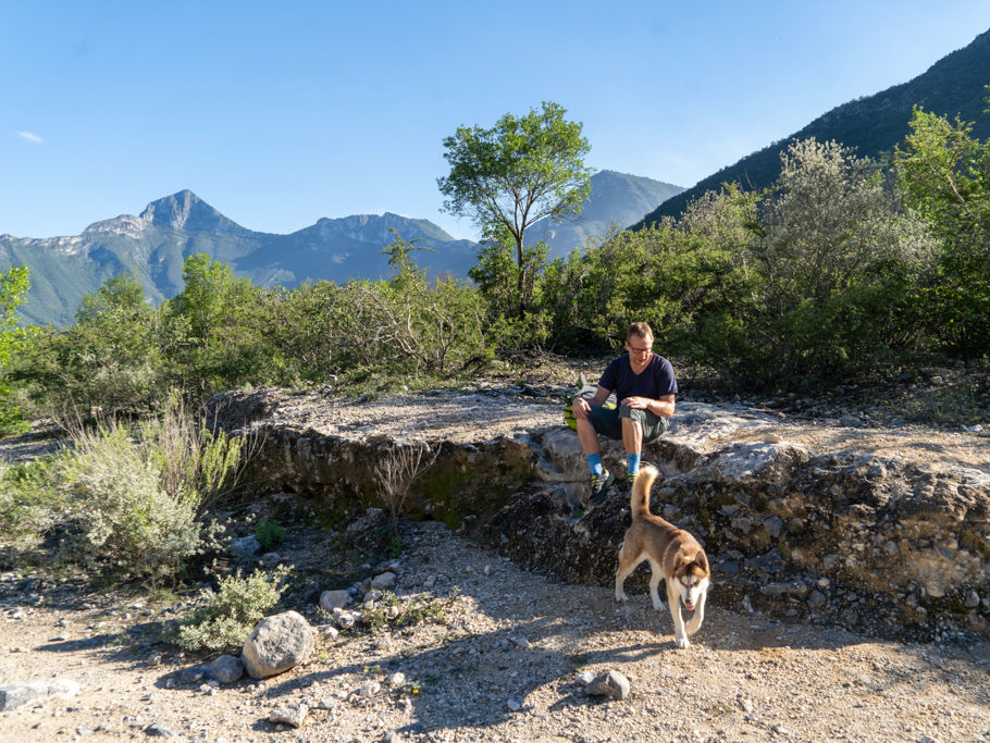 Bei der Rast.Hundi, heute unser treuer Begleiter auf der Wanderung