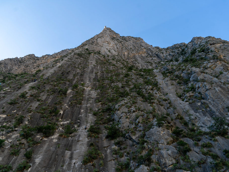 Senkrechte Kletterwand.