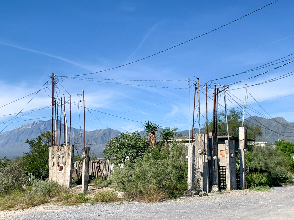 Stromverteilzentrum. Hausanschlusszähler im Nirgendwo