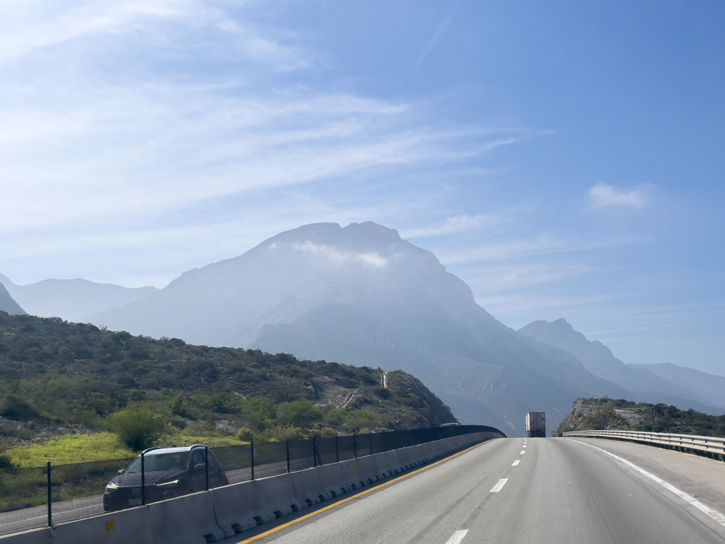 Auf der neuen Autobahn durch die Berge bis nach Saltillo