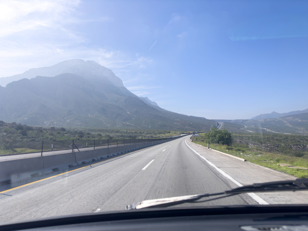 Auf der neuen Autobahn durch hohe Berge bis nach Saltillo