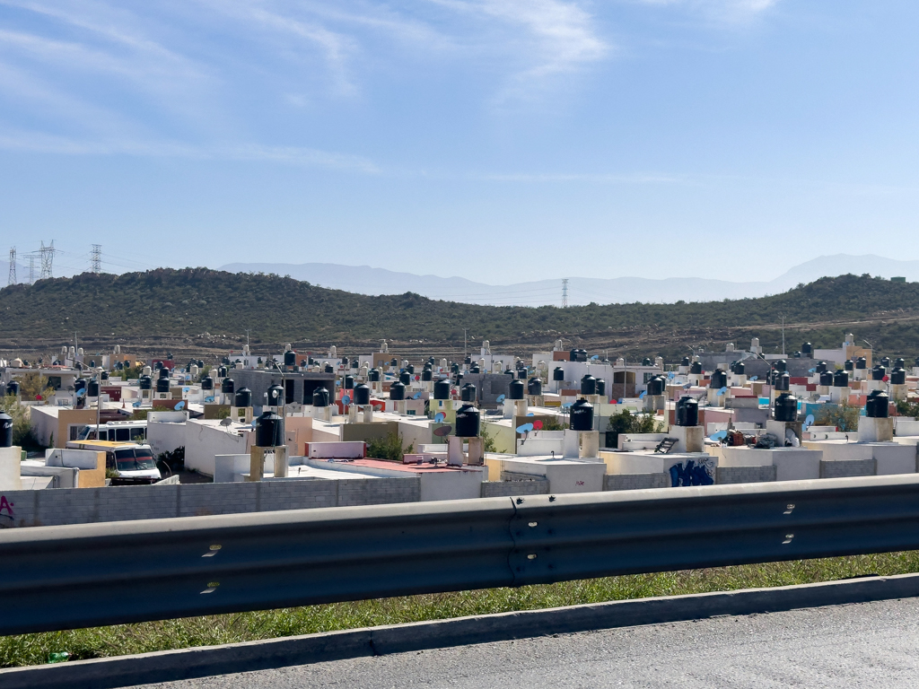 LEGO Vorstadtsiedlung von Saltillo. 1000 kleine Hühnerkäfige