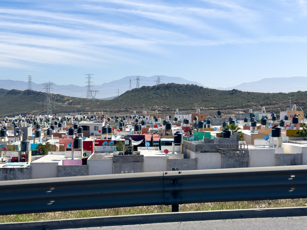 LEGO Vorstadtsiedlung von Saltillo. 1000 kleine Hühnerkäfige