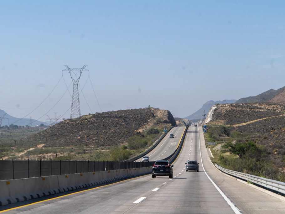 Auf der neuen Autobahn durch die Berge bis nach Saltillo