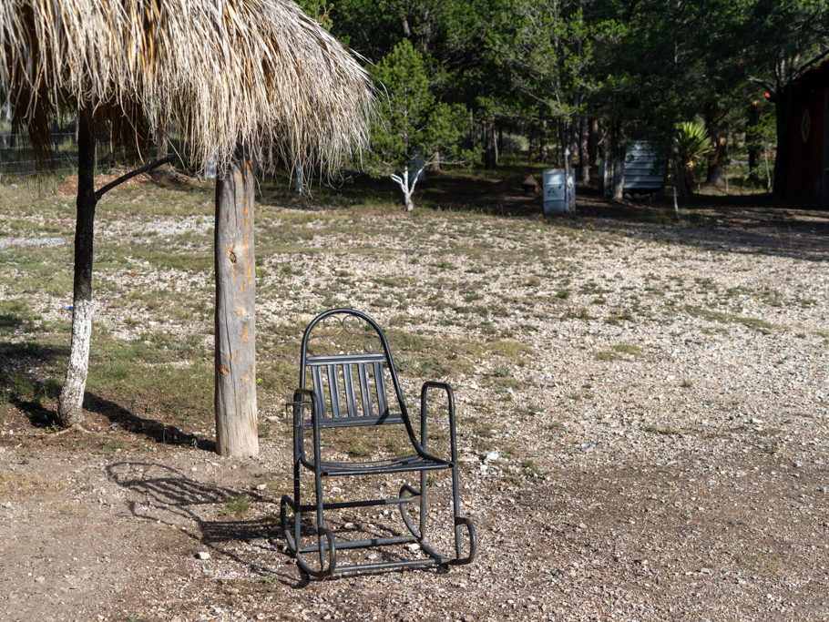 Im Nomáda Campground wartet der Schaukelstuhl auf jemanden der sich zur Ruhe setzt