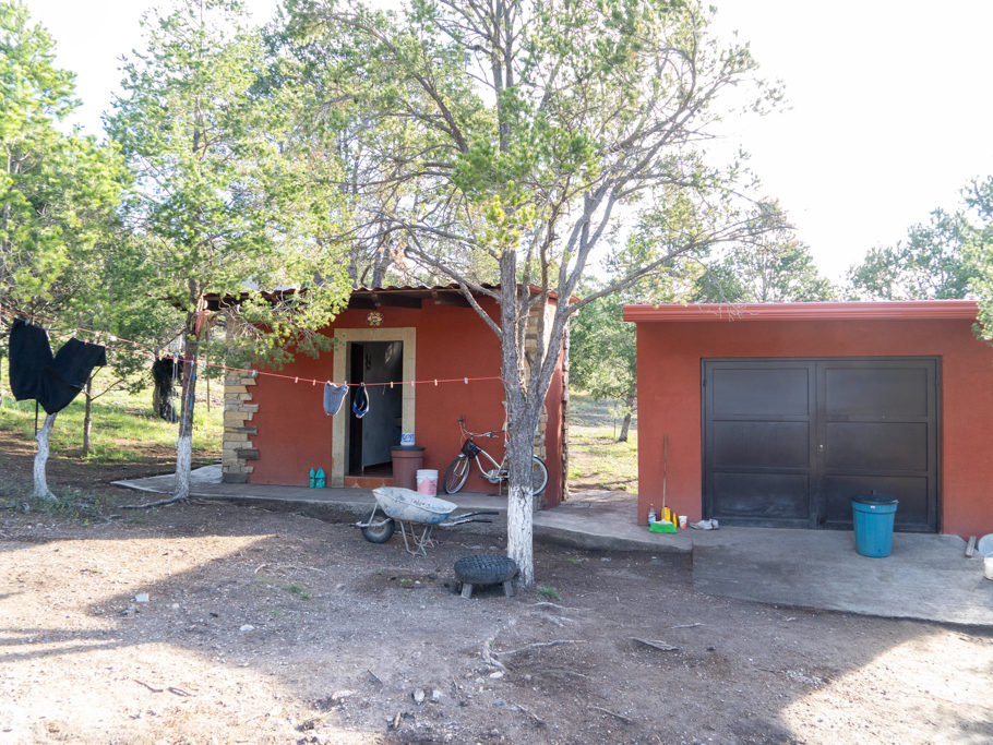 Links die Duschen und Wc's, rechts eine ehemalige Garage als Unterkunft für den Camp Host