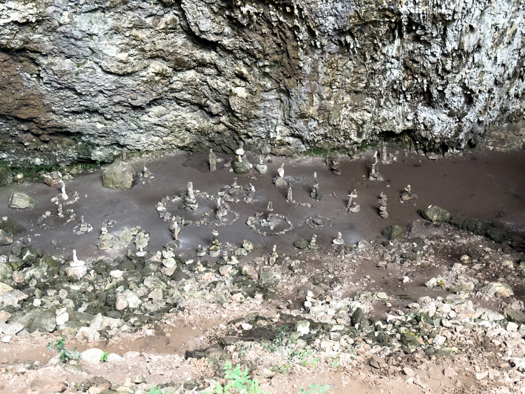 Steinmännli am Boden in der Gruta San Cayentano