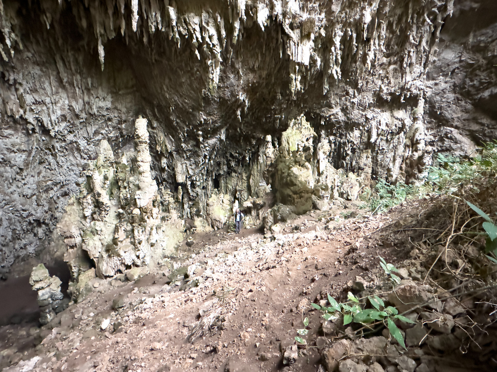 Die kleine Ma in der grossen Gruta San Cayentano