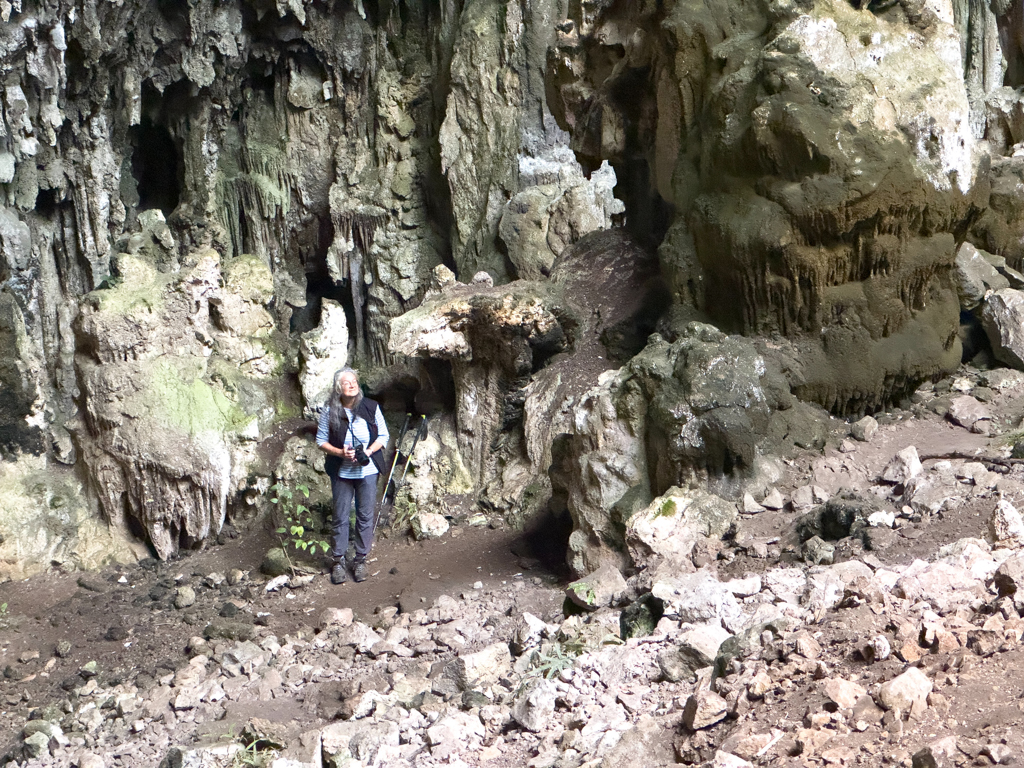 Die kleine Ma in der grossen Gruta San Cayentano