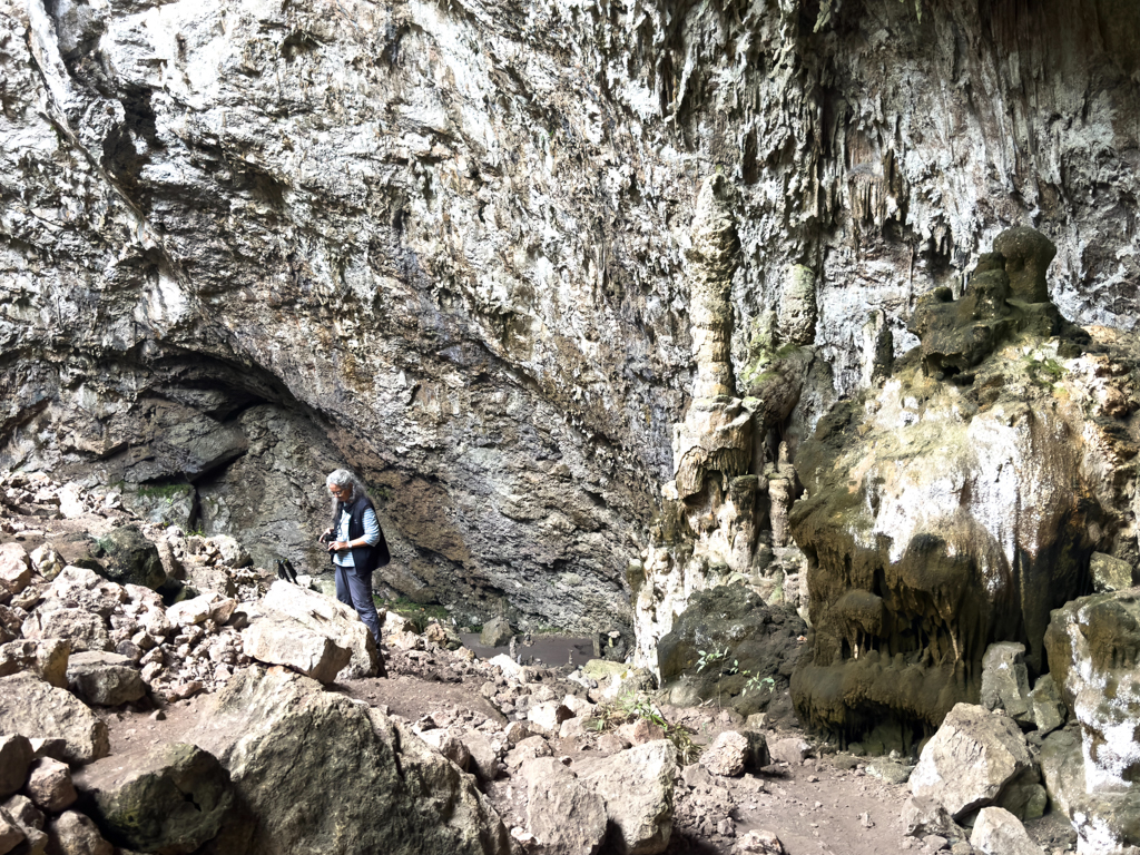 Die kleine Ma in der grossen Gruta San Cayentano