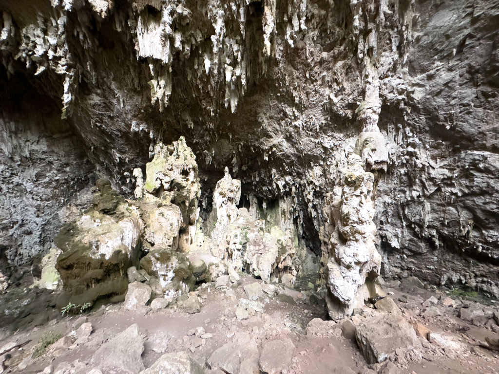 Eindrucksvolle Stalaktiten und Stalakmiten in der Gruta San Cayentano