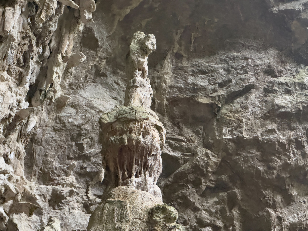 Eindrucksvolle Stalakmitenspitze in der Gruta San Cayentano