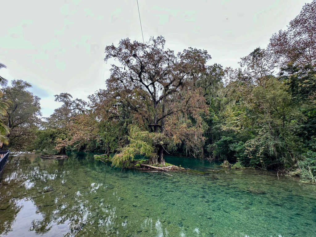 Auf dem Weg am Fluss entlang zum Puente de Dios