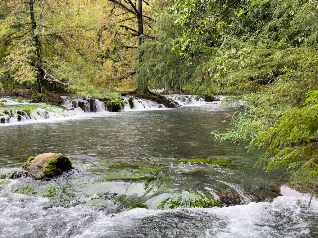 Auf dem Weg am Fluss entlang zum Puente de Dios