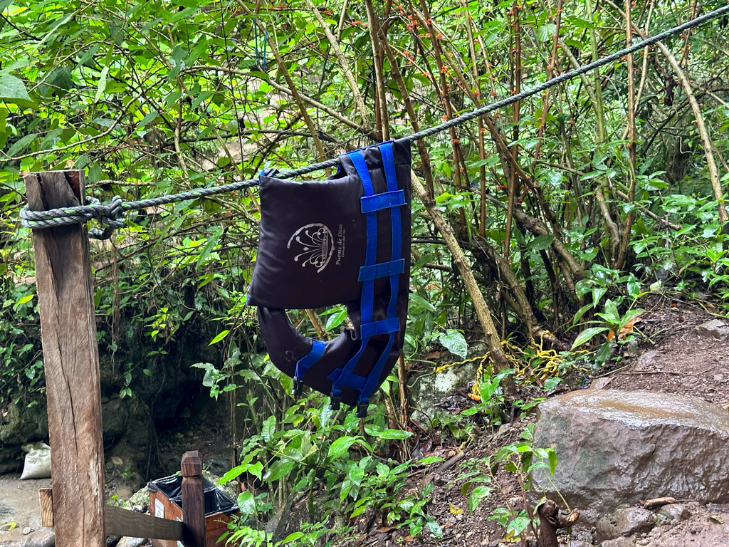 Rettungsweste braucht man um sich zum canyoning im Puente de Dios treiben zu lassen