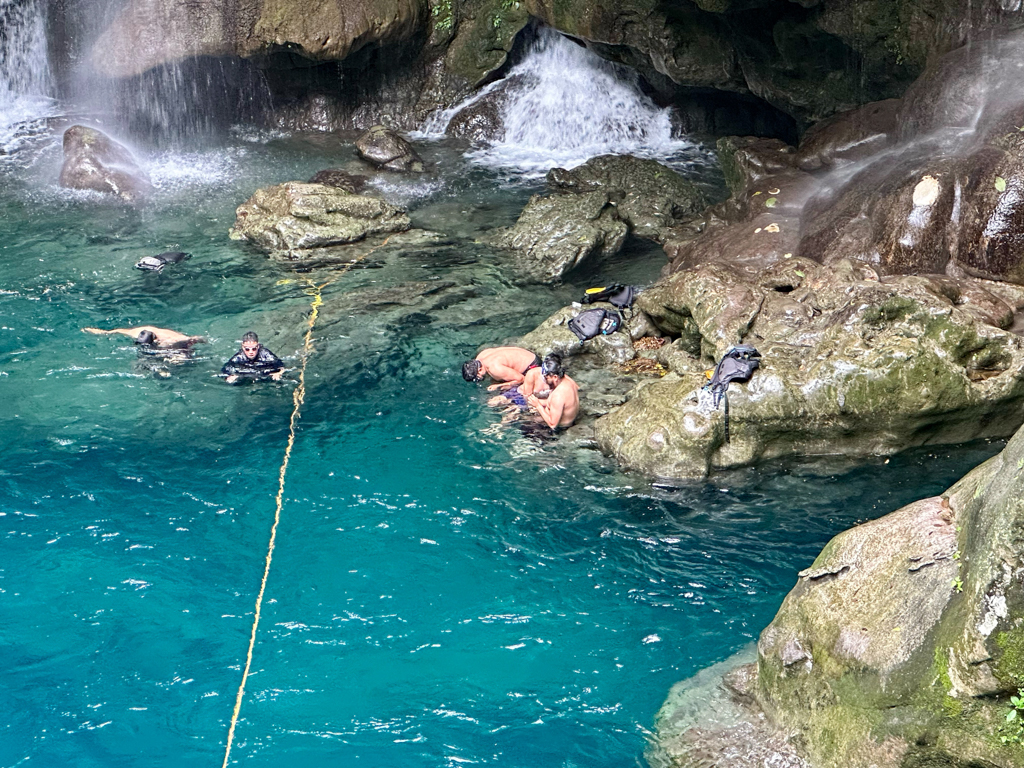 Die Guides hier am Puente de Dios haben Freude im Wasser und sich hier treiben zu lassen