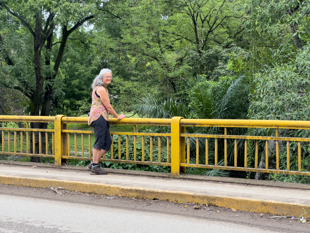 Ma bestaunt in Tamasopo das Grün in und um die Stadt herum