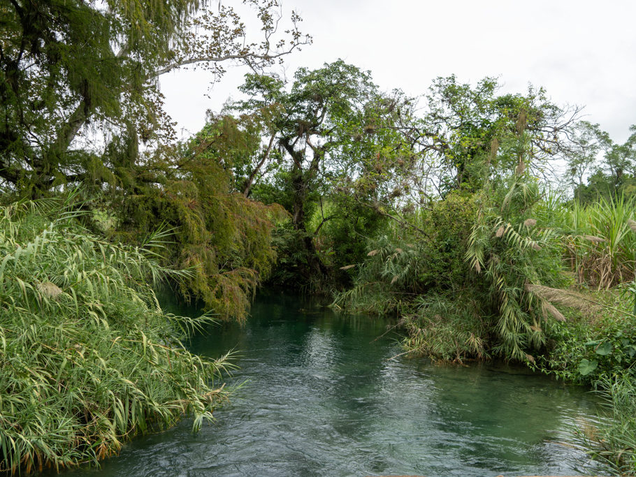 Auf dem Weg am Fluss entlang zum Puente de Dios