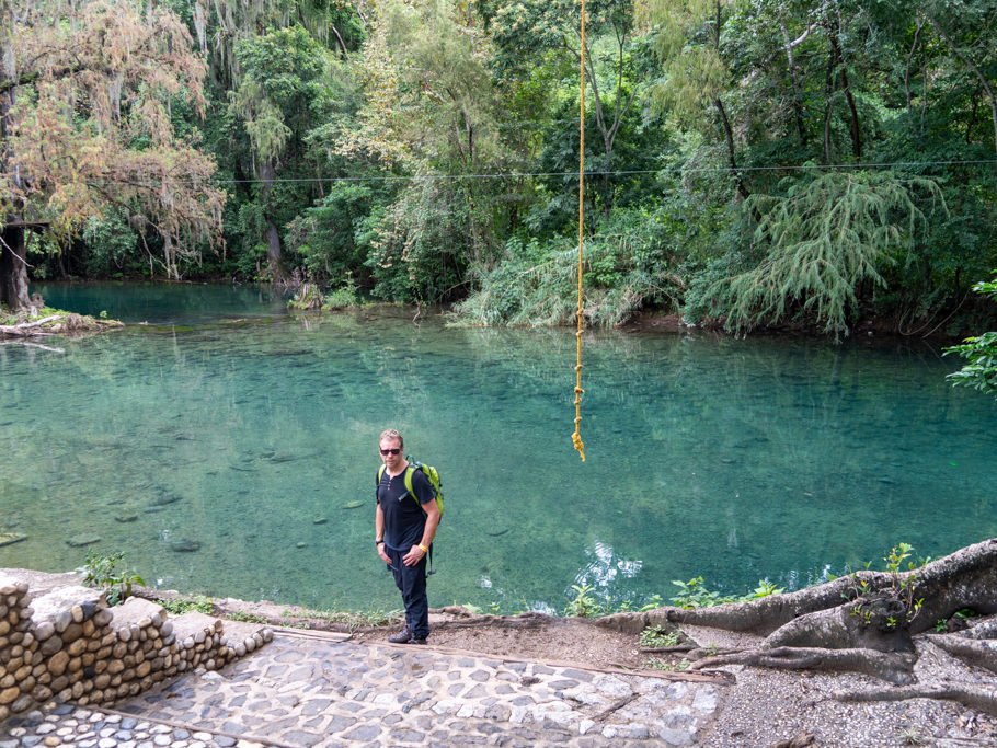 Jo mit Seil während der Wanderung am Fluss entlang zum Puente de Dois