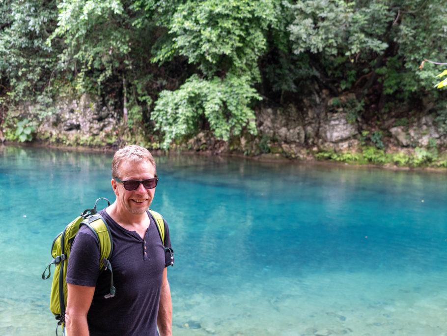 Im Hintergrund türkisblaues Wasser bei der Wanderung zum Puente de Dios