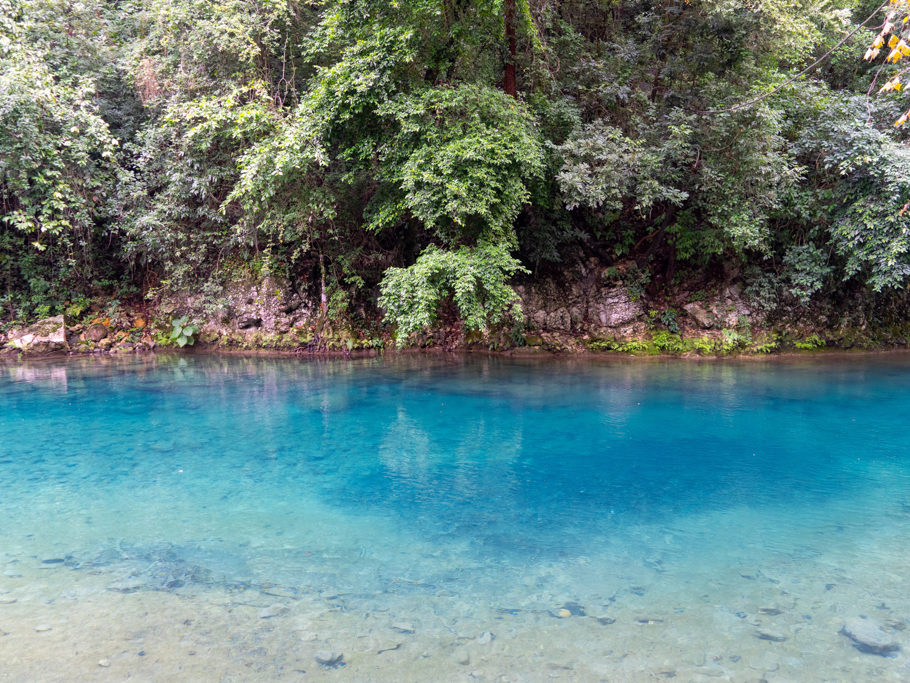 Türkisblaues Wasser bei der Wanderung zum Puente de Dios