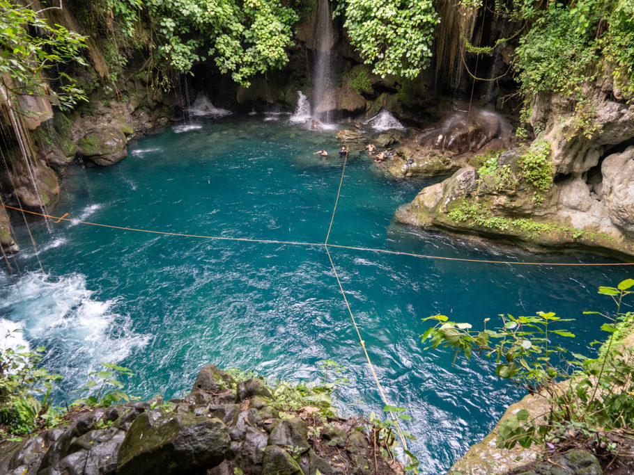 Die Guides vom Puente de Dios tummeln sich im klaren bis zu 20m. tiefen Wasser