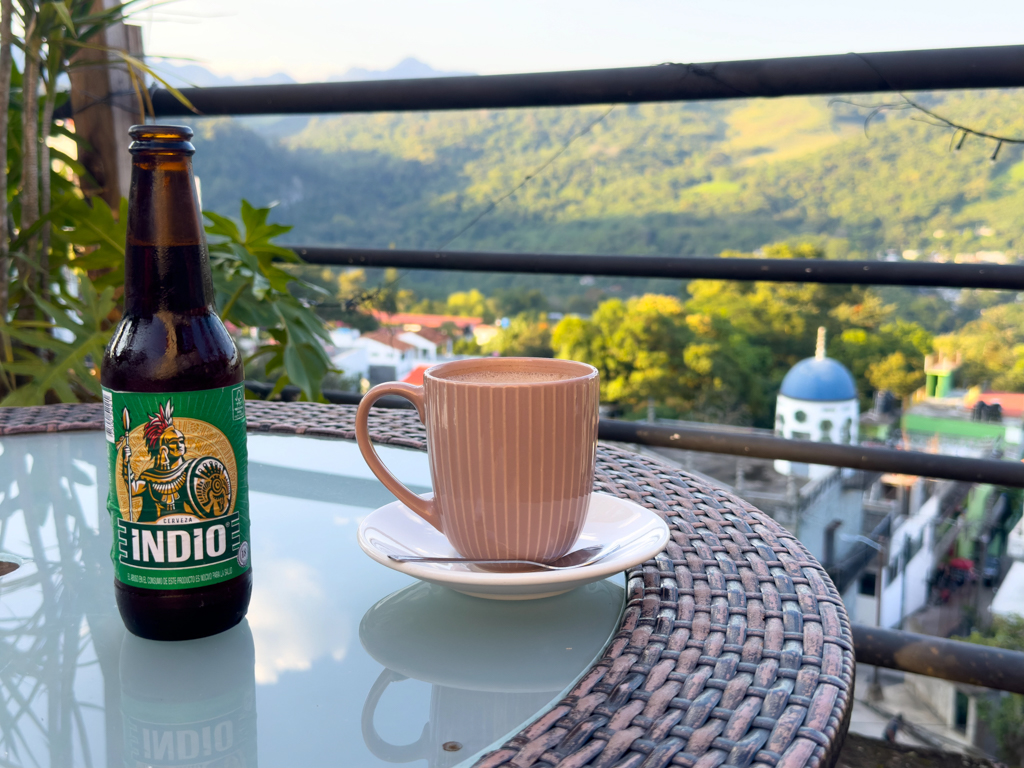 Indio Bier und Mokka mit Blick auf das Grün um Xilitla