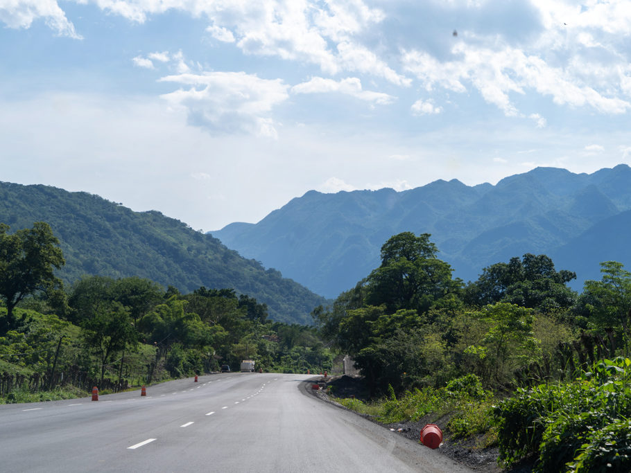 Berge und immer grünes auf dem Weg nach Xilitla