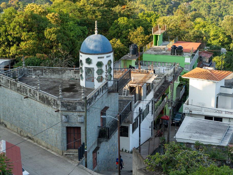 Blick vom Resti in Xilitla auf eine schöne Dachterrasse gegenüber