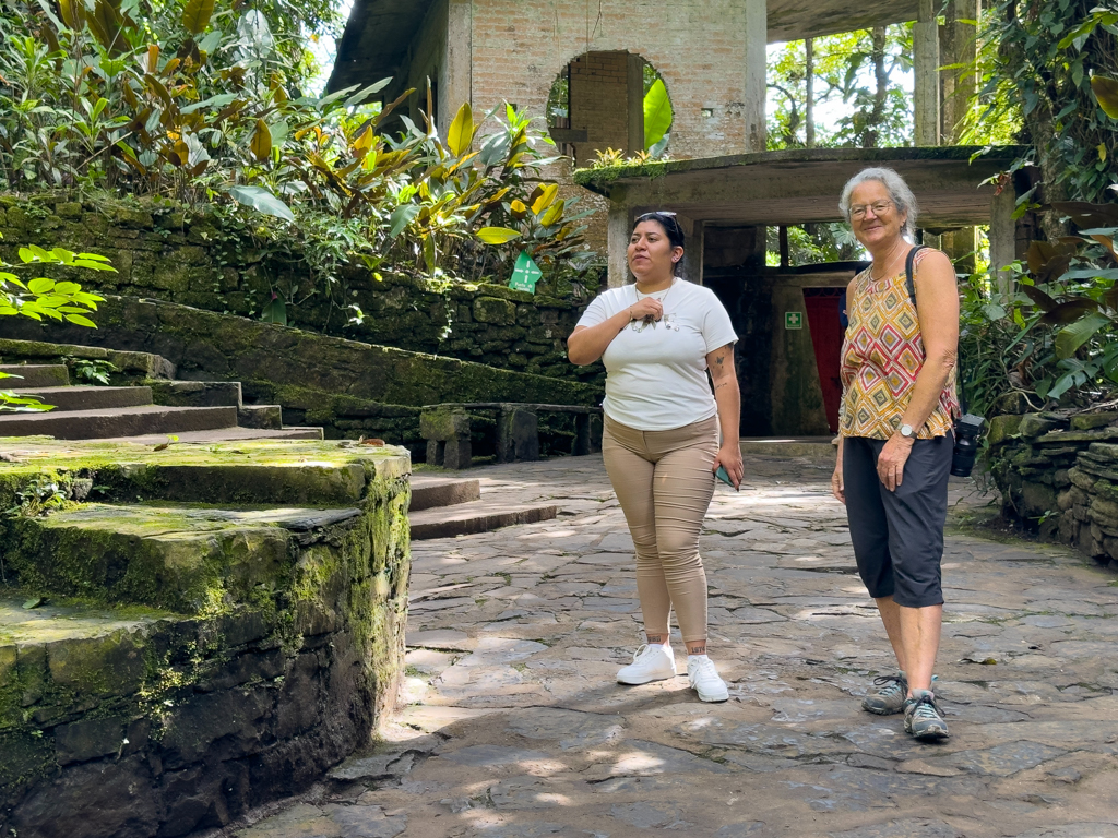 Ma mit Evelyne unserem englisch sprechenden Guide durch den Skulpturen Garten