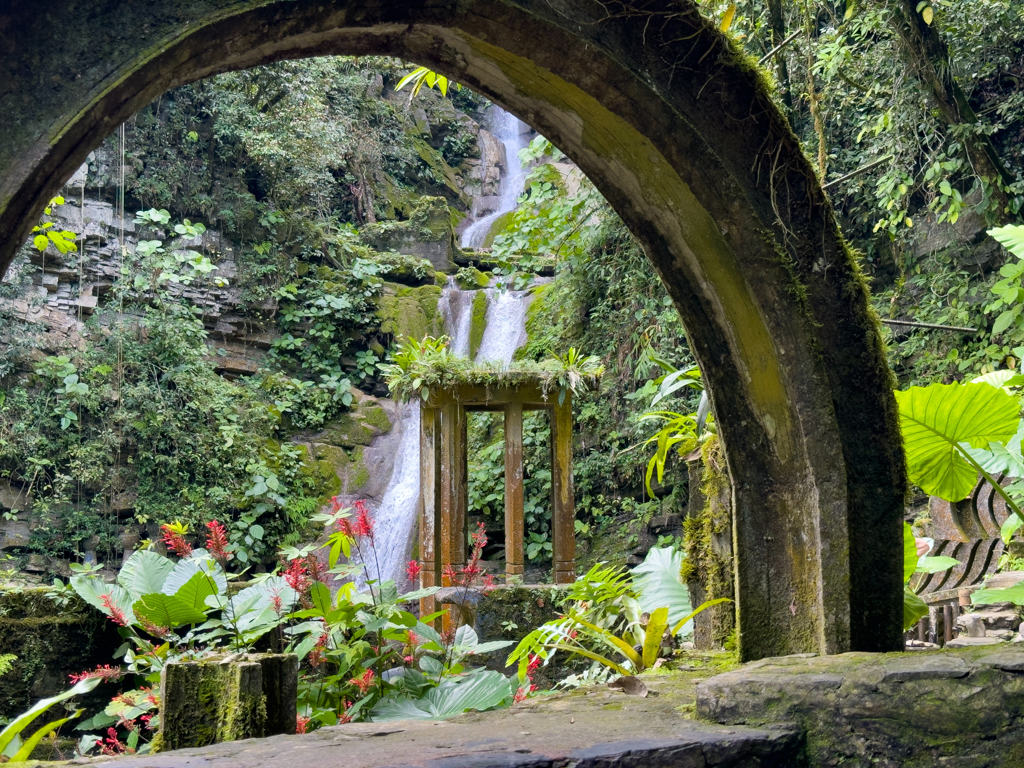 Blick durch den Bogen zum Wasserfall
