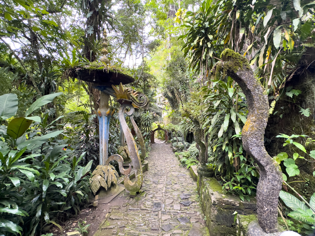Ausgang aus Edward James Skulpturen Garten, rechts sieben stilisierte Schlangen