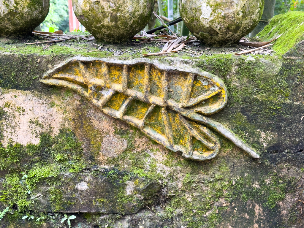 vor dem Eingang zu Edwards James Skulpturen Garten