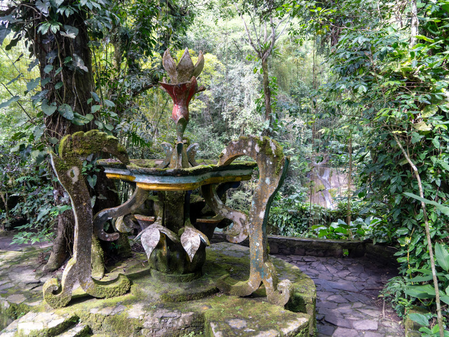 Zentraler Platz im Skulpturen Garten. Die Wasserschale des Lebens der alles entspringt