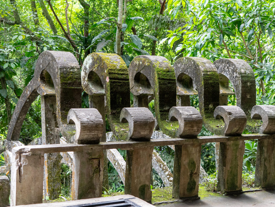 5 Wellen auf dem Weg durch Edward James Skulpturen Garten