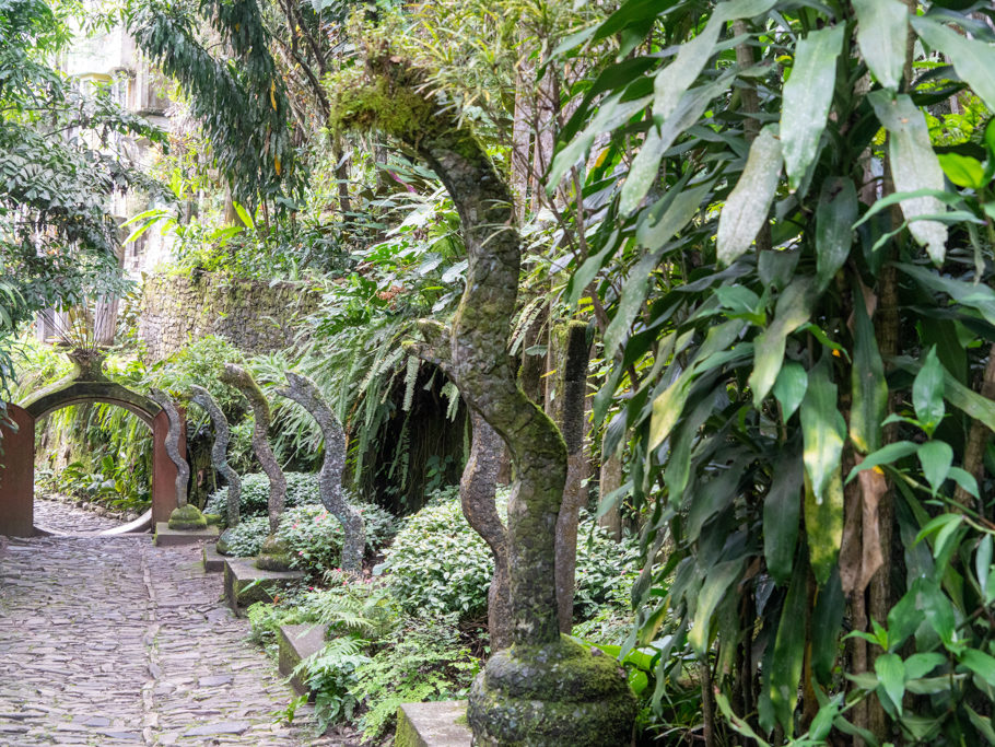 Ausgangstor vom Edward James Skulpturen Garten. Rechts daneben sieben stilisierte Schlange