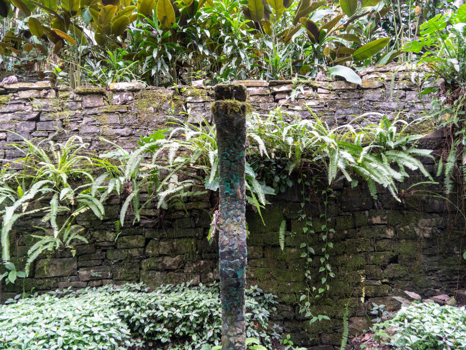 Eine Skulpturen Schlange bei Eward James