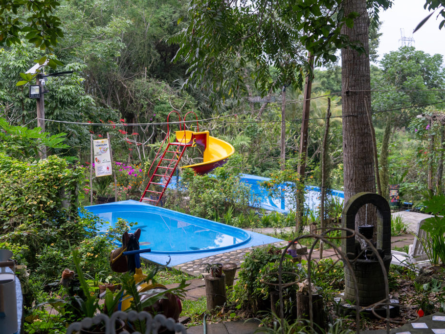 die beiden Swimmingpools in der Eco Lodge