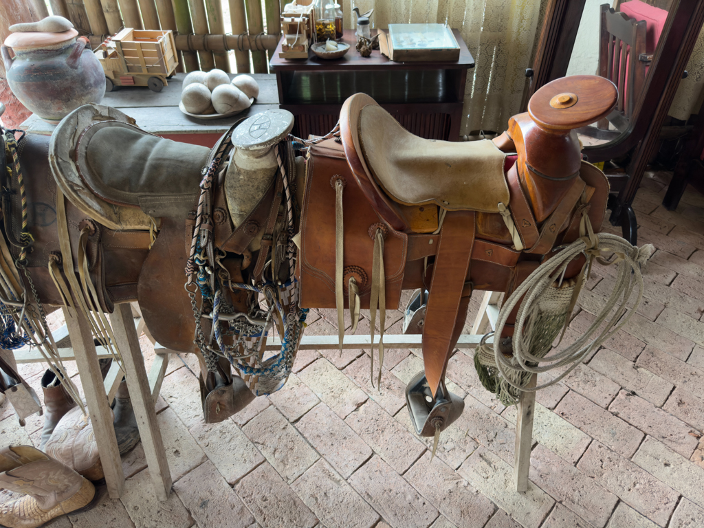 Reitsättel bei José. Rechts ein schmucker mit Holzknauf und Holz Sitzstütze und Lasso angebunden