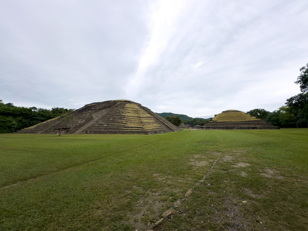 Die ersten Pyramiden Ruinen hier in El Tajin. Die Stufen teilweise zugewachsen
