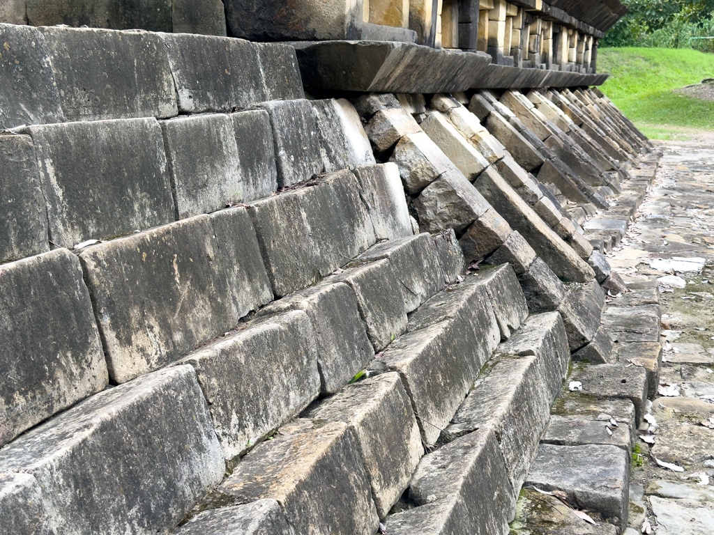 Hier sieht man wie schmal und steil die Stufen der Pyramiden sind