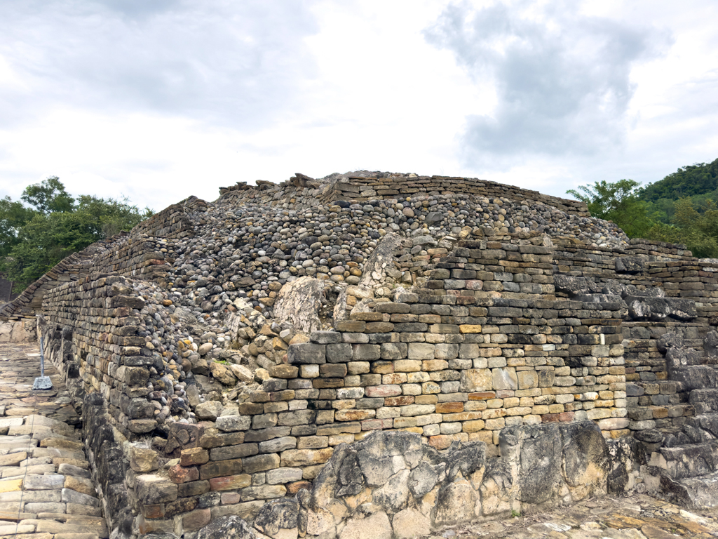 Die Natur holt sich ihr Terrain zurück. Eine überwucherte und zerfallene Pyramide in El Tajin